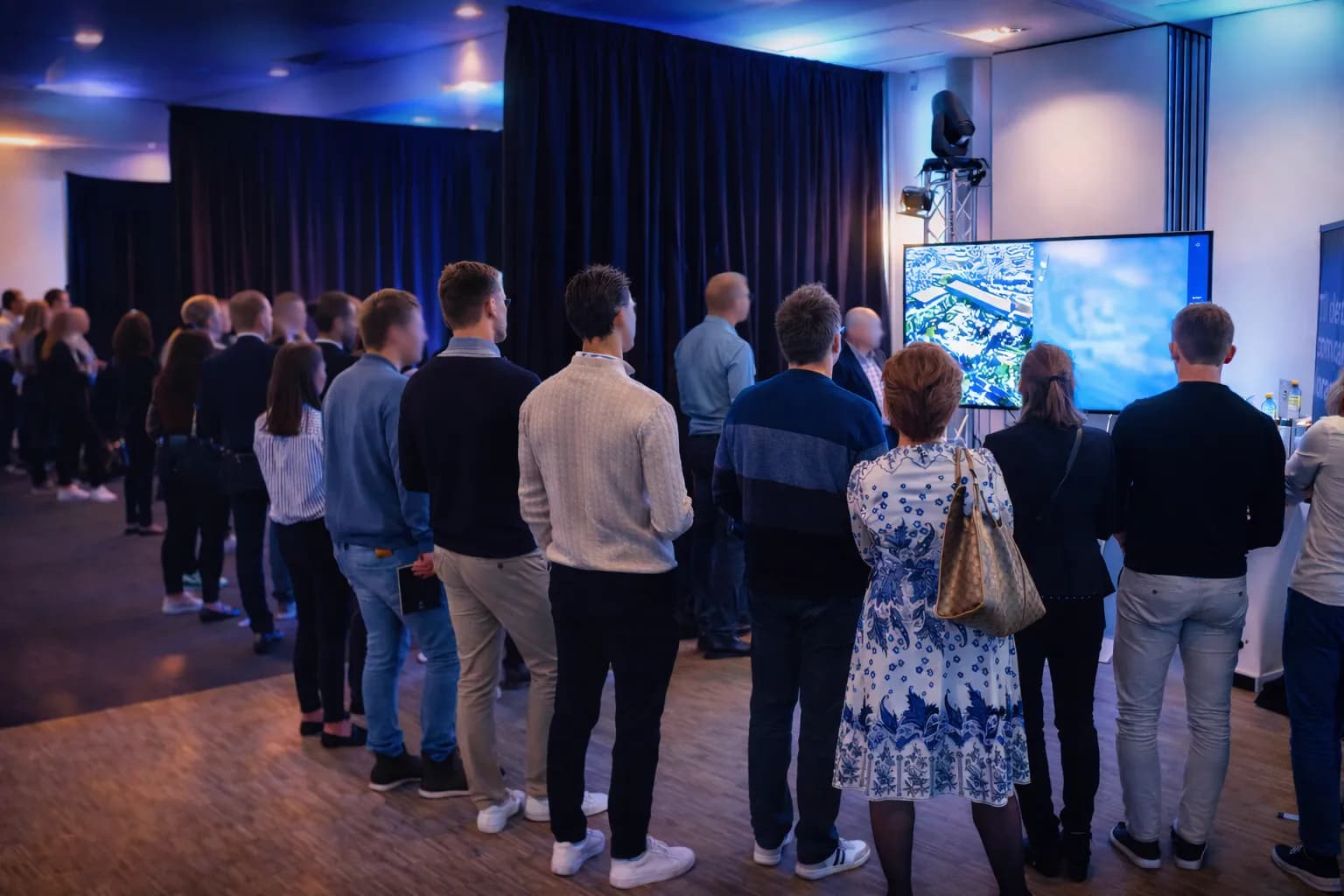 Deltakere på parallellsesjon under konferanse i Stavanger – gruppe som følger presentasjon på storskjerm